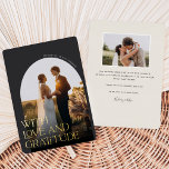 Love & Gratitude Gold Foil Weddenschap Hartelijk d Folie Uitnodiging<br><div class="desc">De elegante bruiloft bedankt u kaarten kenmerkt één enkele verticale of portretgeoriënteerde trouwfoto in een unieke gebogen lay-out. "Met liefde en dankbaarheid" is overboord gezet in gouden folie, serif letters, met je namen langs de zijkant gekromd. Voeg een persoonlijk bericht en een handtekening aan de rug, samen met een extra...</div>