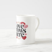 Love Grows Here – Modern Heart Typography Porselein Kop (Voorkant rechts)