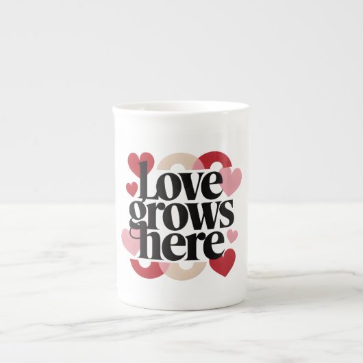 Love Grows Here – Modern Heart Typography Porselein Kop (Voorkant)