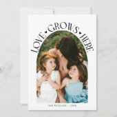 Love Grows Here White Arch Valentines Day Feestdagenkaart (Voorkant)