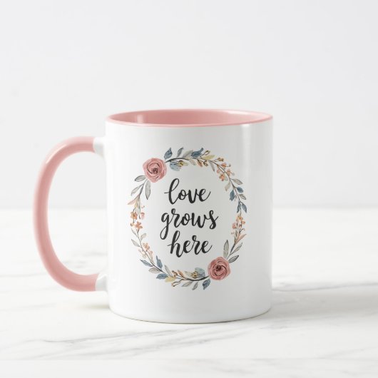 "Love Grows Here" with Floral Wreath Mok (Links)