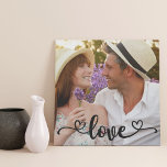 Love Hand Lettering Overlay Custom Photo Square Imitatie Canvas Print<br><div class="desc">Creëer uw eigen unieke, vierkante fotocanvas. Het fotomalplaatje is opstelling klaar voor u om uw eigen afbeelding toe te voegen dat automatisch het volledige canvas zal vullen. De tekstbedekking met handschrift leest eenvoudig "liefde" in mooie kalligrafie met liefdesharten aan elk uiteinde. U kunt dit veelzijdige ontwerp met om het even...</div>