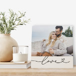 Love Heart Script Custom Soft White Wedding Fotoplaat<br><div class="desc">Het de tabletdeeg van de bruiloft van de douane kenmerkt een favoriete foto met het minimale witte "Liefde" typografische bekledingsontwerp dat flourish en hartdetails omvat. Nota, kunnen de zachte witte/lichte ivoorgekleurde achtergrond en de witte tekst worden aangepast. Een uniek cadeauidee voor een nieuw echtpaar of voor je geliefde op Valentijnsdag!...</div>