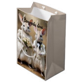 Love Hops Down Under: een huwelijksfeest van Bilby Medium Cadeauzakje (Voorkant Gekanteld)