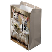 Love Hops Down Under: een huwelijksfeest van Bilby Medium Cadeauzakje (Achterkant Gekanteld)