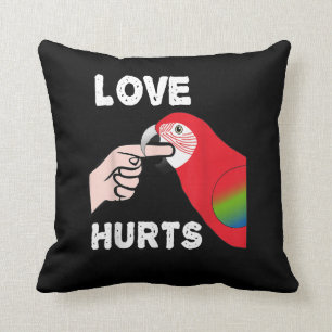 Love Hurts Greening Macaw Parrot Biting Finger Kussen