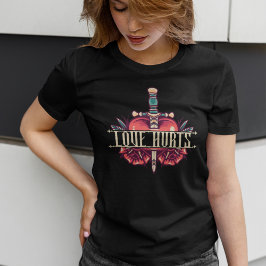 Love Hurts Heart en Dagger T-shirt