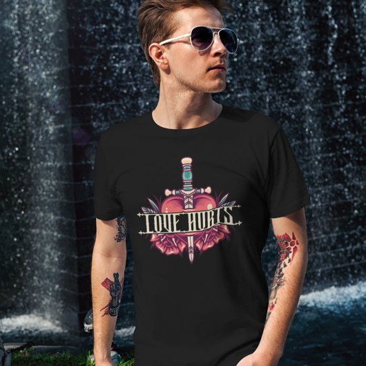 Love Hurts Heart en Dagger T-shirt