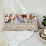 Love in Heart Script Beige Custom 3 Photo Collage Kussen<br><div class="desc">Moderne en stijlvolle,  aangepaste lumbool werpt een kussendraaiontwerp met een foto-collage van drie (3) favoriete foto's met een eenvoudig en minimaal wit 'Love'-typografisch ontwerp dat levendige en hartdetails bevat. De neutrale grijze beige en witte kleuren kunnen worden gewijzigd.</div>