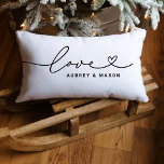 Love in Heart Script Black Custom Monogram Kussen<br><div class="desc">Moderne en stijlvolle, aangepaste lumbool werpt een gloeiend design met een eenvoudig en minimaal 'Love'-typografisch ontwerp dat levendige en hartkloppingen bevat. Pas de tekst in hoofdletters hieronder aan met een monogram voor een paar of een familie, een citaat, of een andere aangewezen tekst. De zwarte en witte kleuren kunnen worden...</div>