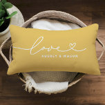 Love in Heart Script Golden Yellow Custom Monogram Kussen<br><div class="desc">Moderne en stijlvolle, aangepaste lumbool werpt een gloeiend design met een eenvoudig en minimaal 'Love'-typografisch ontwerp dat levendige en hartkloppingen bevat. Pas de tekst in hoofdletters hieronder aan met een monogram voor een paar of een familie, een citaat, of een andere aangewezen tekst. De gouden gele en witte kleuren kunnen...</div>