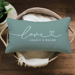 Love in Heart Script Green Custom Monogram Kussen<br><div class="desc">Moderne en stijlvolle, aangepaste lumbool werpt een gloeiend design met een eenvoudig en minimaal 'Love'-typografisch ontwerp dat levendige en hartkloppingen bevat. Pas de tekst in hoofdletters hieronder aan met een monogram voor een paar of een familie, een citaat, of een andere aangewezen tekst. De grijze groene en witte kleuren kunnen...</div>