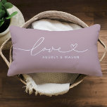 Love in Heart Script Lila Custom Monogram Kussen<br><div class="desc">Moderne en stijlvolle, aangepaste lumbool werpt een gloeiend design met een eenvoudig en minimaal 'Love'-typografisch ontwerp dat levendige en hartkloppingen bevat. Pas de tekst in hoofdletters hieronder aan met een monogram voor een paar of een familie, een citaat, of een andere aangewezen tekst. De lila lichtgedempte roze paarse en witte...</div>