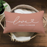 Love in Heart Script Muted Clay Custom Monogram Kussen<br><div class="desc">Moderne en stijlvolle, aangepaste lumbool werpt een gloeiend design met een eenvoudig en minimaal 'Love'-typografisch ontwerp dat levendige en hartkloppingen bevat. Pas de tekst in hoofdletters hieronder aan met een monogram voor een paar of een familie, een citaat, of een andere aangewezen tekst. De gedempte klei oranje en witte kleuren...</div>