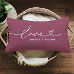 Love in Heart Script Roos Wine Custom Monogram Kussen<br><div class="desc">Moderne en stijlvolle, aangepaste lumbool werpt een gloeiend design met een eenvoudig en minimaal 'Love'-typografisch ontwerp dat levendige en hartkloppingen bevat. Pas de tekst in hoofdletters hieronder aan met een monogram voor een paar of een familie, een citaat, of een andere aangewezen tekst. De rode en witte roos wijnkleuren kunnen...</div>