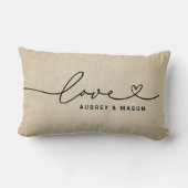 Love in Heart Script Rustic Linen Custom Monogram Kussen (Achterkant)