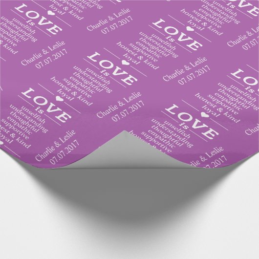 "Love Is" aangepaste namen datum & kleur inpakpapi Cadeaupapier (Hoek)