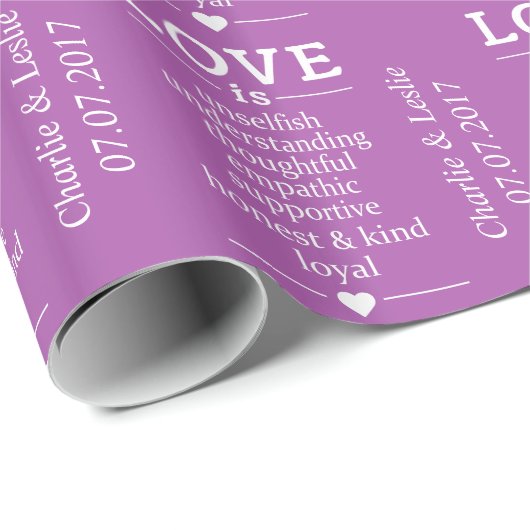 "Love Is" aangepaste namen datum & kleur inpakpapi Cadeaupapier (Rol Hoek)