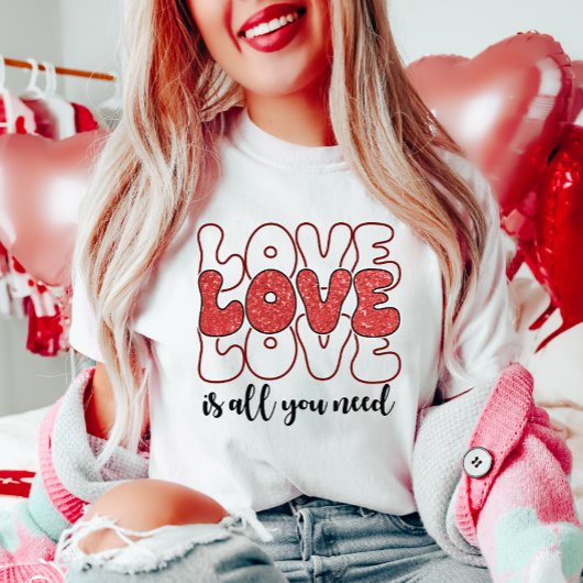 LOVE is alles wat je nodig hebt T-shirt