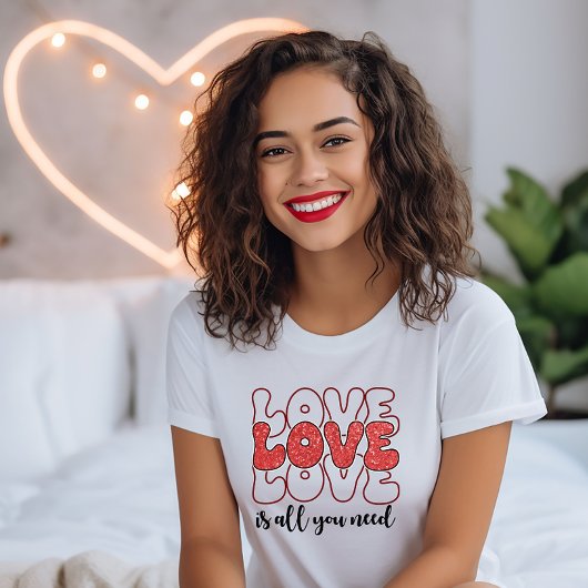 LOVE is alles wat je nodig hebt T-shirt