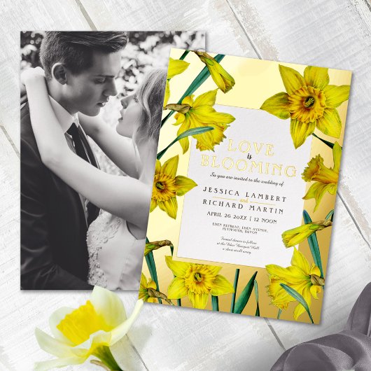 Love is blooming gold yellow daffodils wedding folie uitnodiging