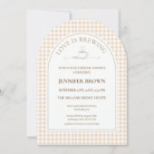 Love Is Brewing Bridal Shower Invitation | Gingham Kaart (Voorkant)