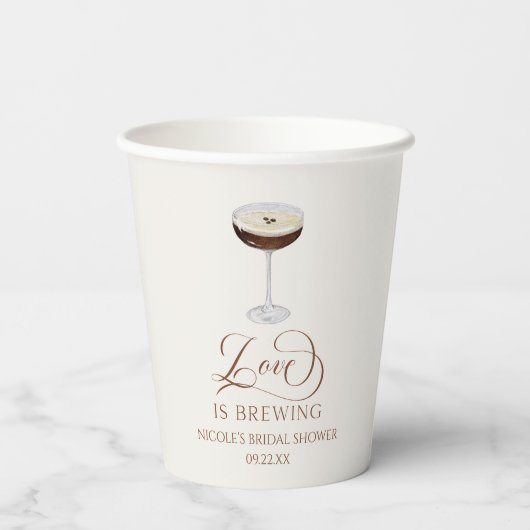 Love Is Brewing Expresso Martini Bruidsfeest Papieren Bekers (Achterkant)