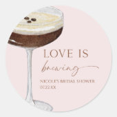 Love Is Brewing Expresso Martini Bruidsfeest Ronde Sticker (Voorkant)