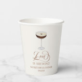 Love Is Brewing Expresso Martini Bruiloft Feest Papieren Bekers (Achterkant)