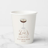 Love Is Brewing Expresso Martini Bruiloftsfeest Papieren Bekers (Voorkant)