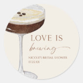 Love Is Brewing Expresso Martini Bruiloftsfeest Ronde Sticker (Voorkant)