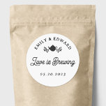 Love is Brewing Wedding Tea Favor Ronde Sticker<br><div class="desc">Aangepast ontworpen huwelijksthee bevoordeelt stickers met "Love is Brewing" modern rustic zwart-wit design.</div>