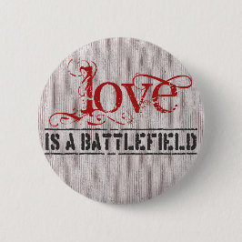 LOVE IS EEN BATTLEFIELD RONDE BUTTON 5,7 CM