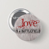 LOVE IS EEN BATTLEFIELD RONDE BUTTON 5,7 CM (Voorkant /achterkant)