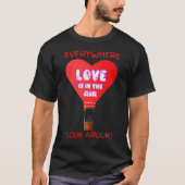 LOVE IS IN DE LUCHT, ALLES WAAR IK ROND KIJK. T-SHIRT (Voorkant)