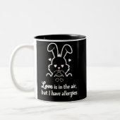 Love Is in the Air Mug – Funny Valentine Gift Tweekleurige Koffiemok (Links)