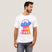 LOVE IS LIEFDE kleurrijke UFO Aliens Rainbow Pride T-shirt (Voorkant volledig)