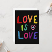 LOVE IS LOVE Kleurrijke Regenboog Gay Pride Handge Kaart (Voorkant / Achterkant in situ)