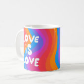 LOVE IS LOVE kleurrijke regenboogpride Koffiemok (Voorkant links)