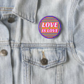 Love Is Love Pride Button – Rainbow & Paarse Ring (In situ)