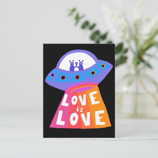 LOVE IS LOVE-ruimteschip Aliens kleurrijke regenbo Briefkaart (Staand voorkant)