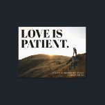 Love is Patient Memory Event Photo Canvas Afdruk<br><div class="desc">Een typografische berichtbekleding die de liefde geduldig is wordt in evenwicht gebracht door aangepaste tekst om een bruiloft,  verloving,  reünie en nog veel meer te gedenken. Upload een groot afbeelding met hoge resolutie om uw eigen,  één-van-een-vriendelijke wandkunst te creëer en de herinnering aan dat speciale moment levend te houden.</div>