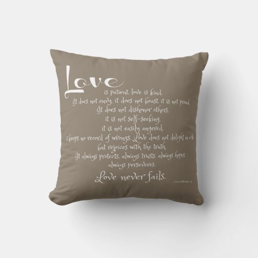 Love is Patient (scripture verse) white on taupe Kussen (Voorkant)