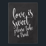 Love is Sweet Chalkboard Wedding Favors Sign Kaart<br><div class="desc">Een elegant rand trouwbord,  kenmerkt de tekst "de Liefde is lief te nemen gelieve te behandelen"in een geëxtrofieerde manuscriptdoopvont,  voegt de borsteltextuur een spontaan en playful gevoel toe. De achtergrondkleur kan aan uw behoeften en voorkeuren worden aangepast. Neem contact met mij op als u een speciaal verzoek hebt.</div>