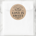 Love is Sweet Donut Rustic Wedding Kraft Ronde Sticker<br><div class="desc">Het perfecte mengsel. Voeg een leuke kleur en unieke stijl toe aan je bruiloft of vrijgezellenfeest. Een vrijgezellenfeest-gunsttas is een geweldige aanvulling op partijplanning. Deze unieke tassen zullen gemakkelijk als geschenk worden gebruikt en kunnen als een mooie decoratie dienen op je trouwreceptie of vrijgezellenfeest. Het perfecte hoopje voor je gasten!...</div>