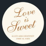 Love is Sweet Elegant Ivory Copper Wedding Favor Ronde Sticker<br><div class="desc">De elegante bruiloft begunstigt stickers met het bericht "Love is Sweet" in kopermanuscript en uw namen en datum hieronder in een serif doopvont,  over een ivoorachtergrond. De doopvonten en achtergrondkleuren kunnen in om het even welke kleuren worden veranderd u wenst. Deze eenvoudige stickers geven uw voorkeuren een persoonlijk tintje.</div>