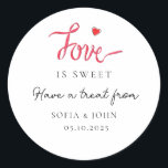 Love is Sweet hart Wedding Favor Ronde Sticker<br><div class="desc">"Liefde is lief" Wedding-etiketten voorzien van bruidbruinnamen en trouwdatum voor dank dat je de buffet koekjesbar een plezier doet.</div>
