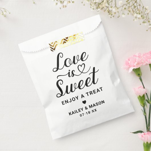 Love is Sweet Modern Black Heart Script Wedding Bedankzakje (Gezegeld)