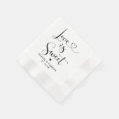 Love is Sweet Modern Black Heart Script Wedding Servet (Hoek)