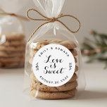Love is Sweet Modern Rustic Wedding Favor Ronde Sticker<br><div class="desc">Aangepast ontworpen moderne rustige bruiloft voor stickers en etiketten met "Love is Sweet" zwart-wit design.</div>